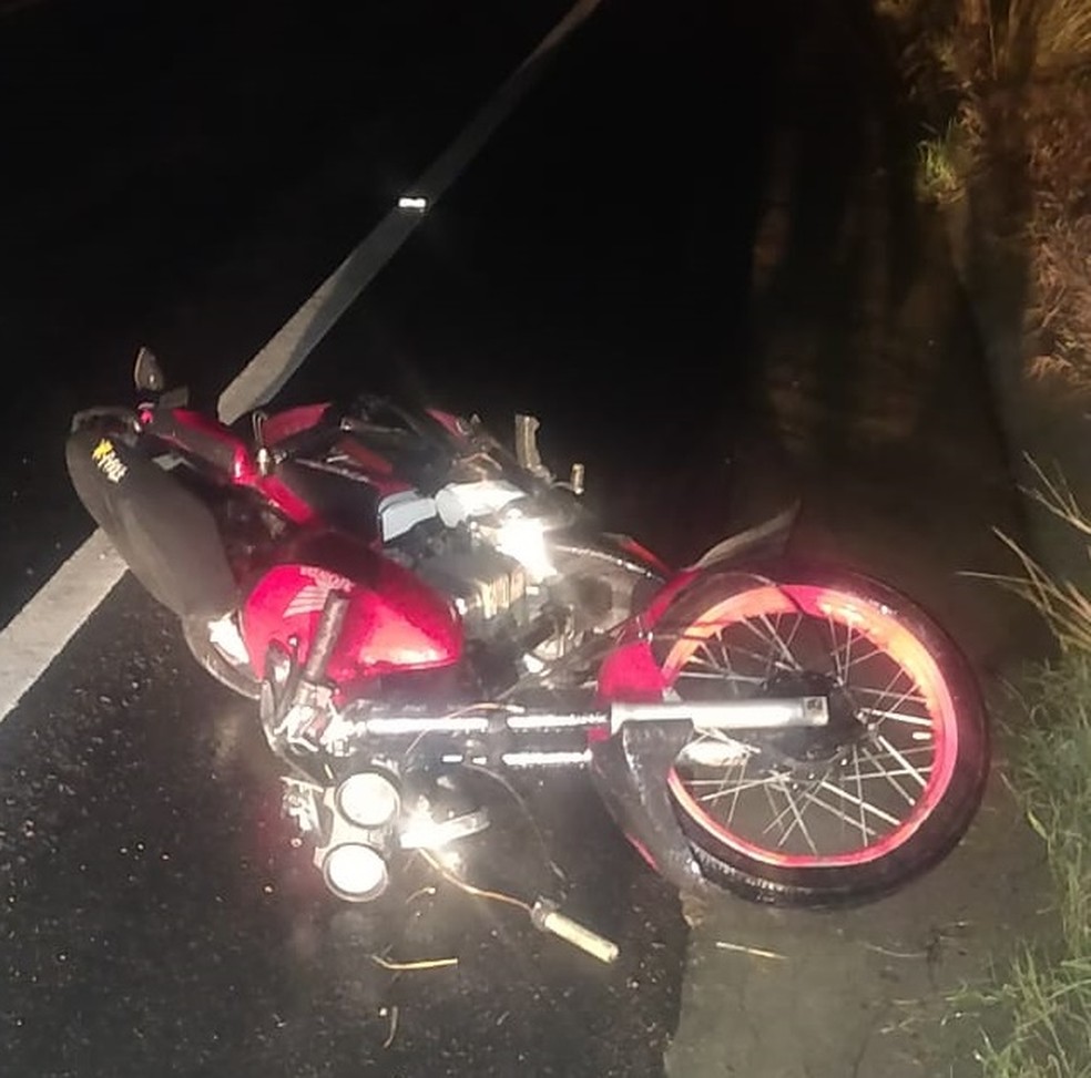 Condutor perdeu o controle da moto, caiu em cerca e morreu em Girau do Ponciano, AL — Foto: Ascom/BPRv