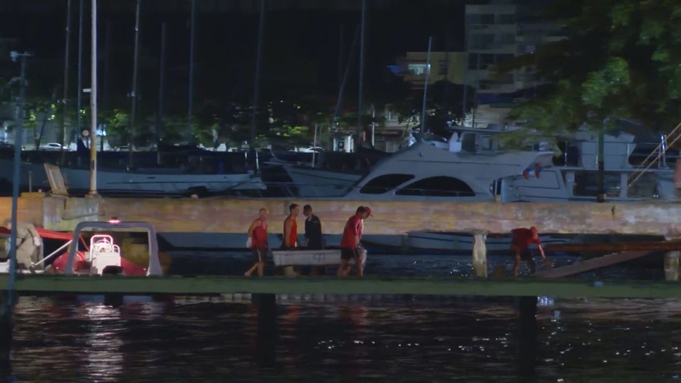 Corpos de vítimas de naufrágio na Baía de Guanabara são levados pelo Corpo de Bombeiros — Foto: Charles Mathura/ TV Globo
