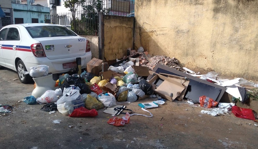 Bebê foi encontrado abandonado em meio a lixo em rua do bairro de São Caetano, em Salvador  — Foto: Rildo de Jesus/TV Bahia
