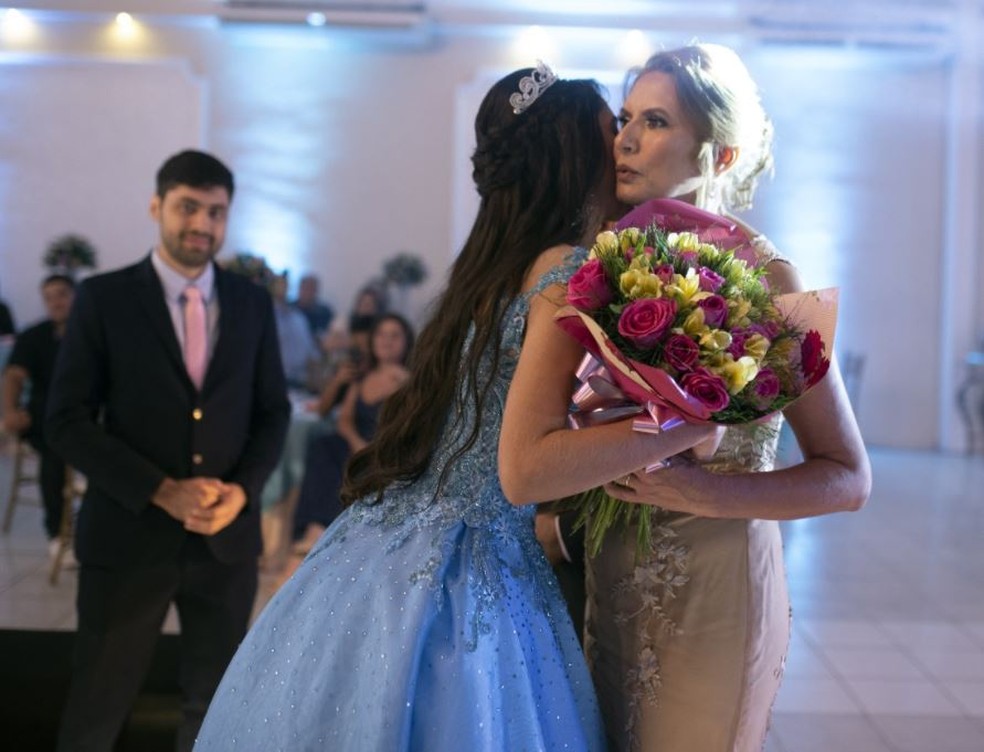 Amanda Brasil e a m�e Silvana no dia da festa em celebra��o aos 15 anos. � Foto: FJ Studio/ Arquivo pessoal
