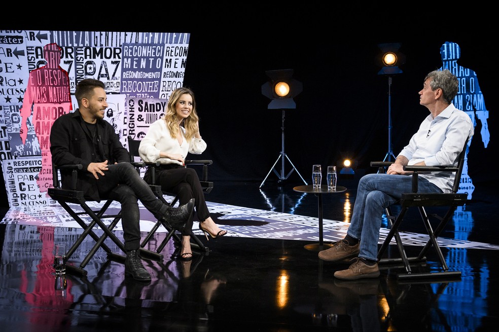 Sandy e Júnior batem papo com Serginho Groinsman (Foto: Ramón Vasconcelos/TV Globo)