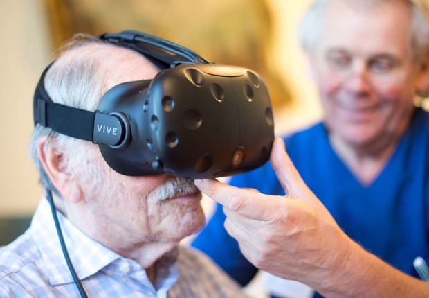 idoso usando realidade virtual (Foto:  picture alliance / Getty Images)