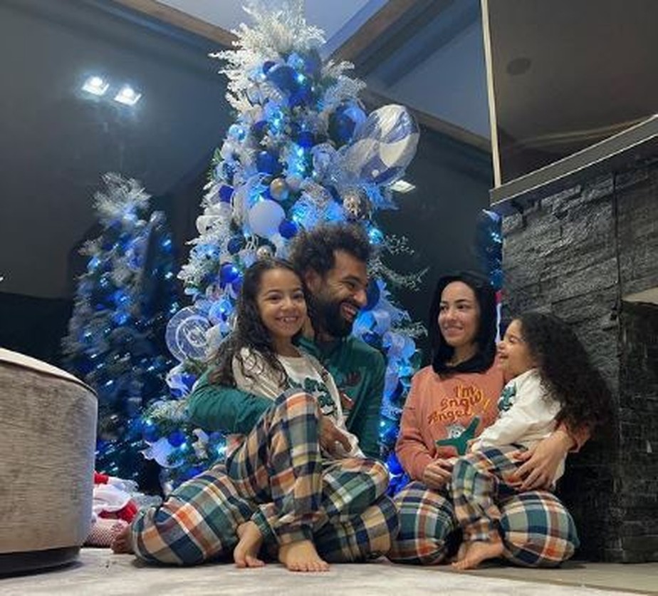 Muçulmano, Mohamed Salah posou com a família em frente a uma árvore de Natal