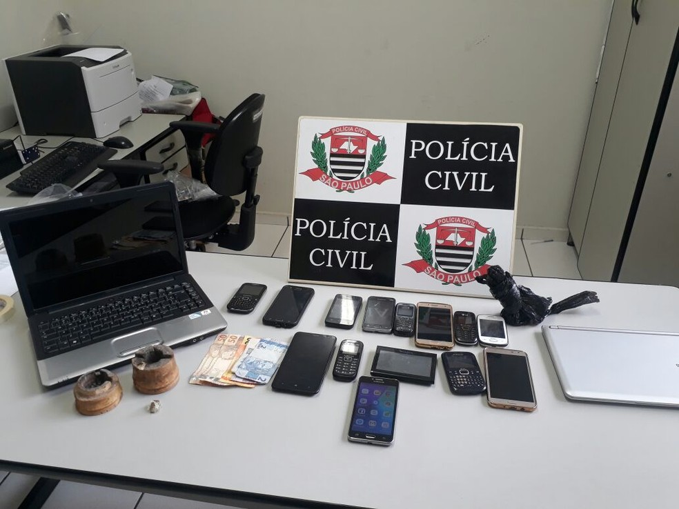 Celulares, notebooks e dinheiro foram apreendidos em operação realizada em Rosana (Foto: Polícia Civil/Cedida)