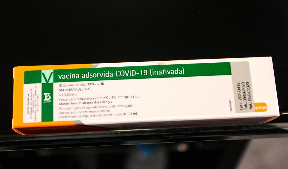 Caixa da CoronaVac, vacina contra a Covid-19 produzida pelo laboratório chinês Sinovac em parceria com o Instituto Butantan.  — Foto: Flavio Corvello/Estadão Conteúdo