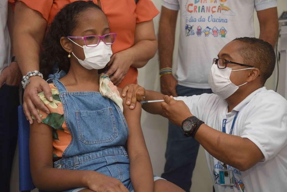 Crianças devem estar acompanhadas do pai ou da mãe ou de outro responsável legal na hora da vacinação — Foto: Betto Jr/Secom