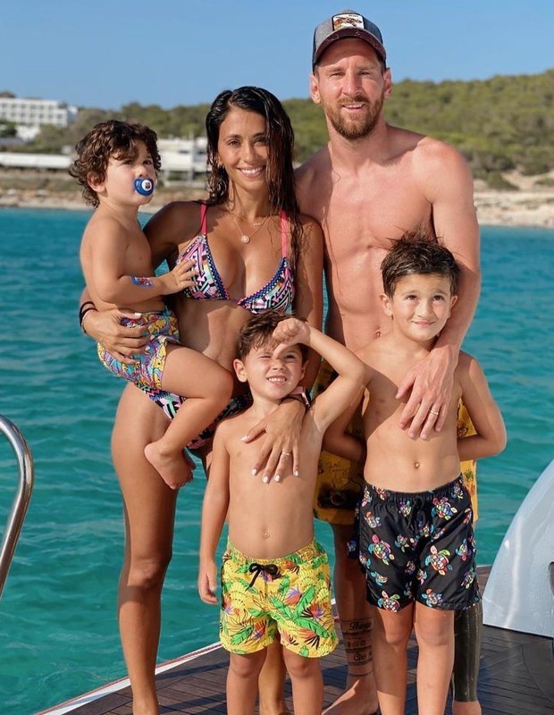Antonella Roccuzzo e Lionel Messi com os filhos Ciro, Mateo e Thiago (Foto: Reprodução/Instagram)