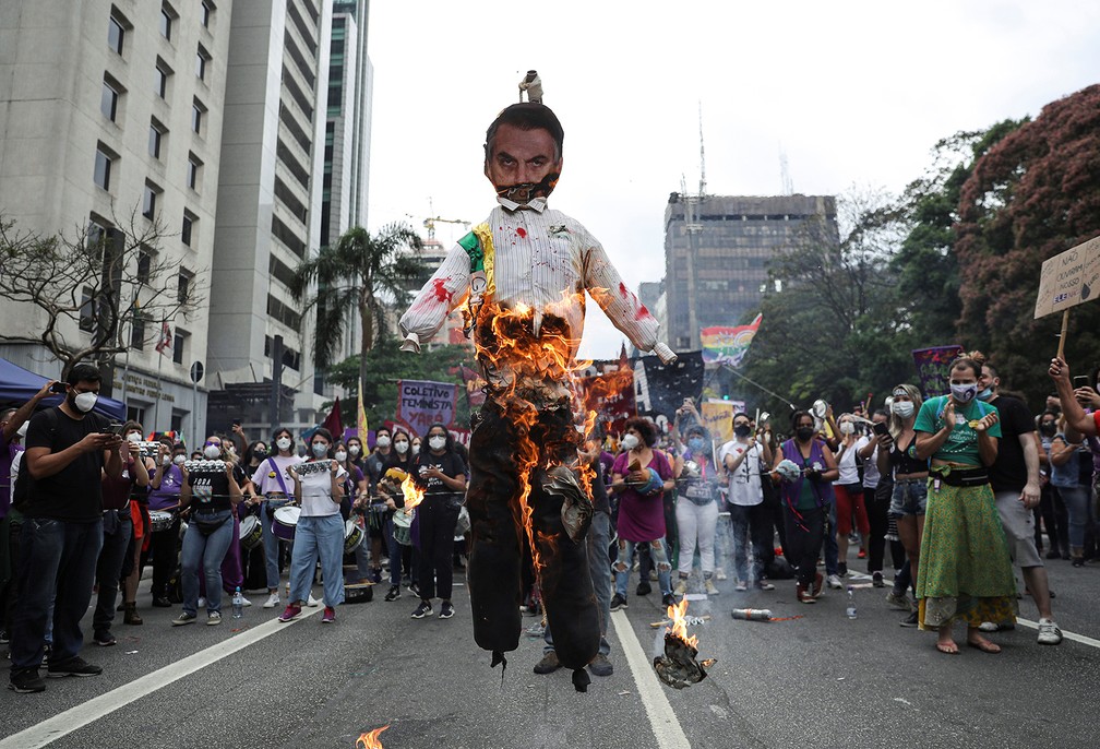 São Paulo (SP) - Manifestante queima um boneco do presidente Bolsonaro durante protesto realizado na Avenida Paulista, em São Paulo, neste sábado (2) — Foto: Amanda Perobelli/Reuters