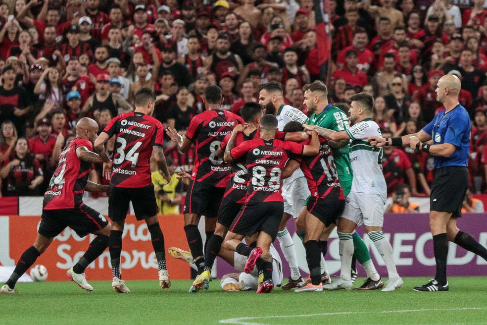 Athletico-PR x Coritiba Paranaense — Foto: Robson Mafra/AGIF