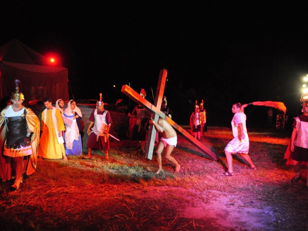 Encena&ccedil;&atilde;o da Paix&atilde;o de Cristo atraiu milhares de pessoas em Cubat&atilde;o, em 2015 &mdash; Foto: Aderbau Gama / Prefeitura de Cubat&atilde;o