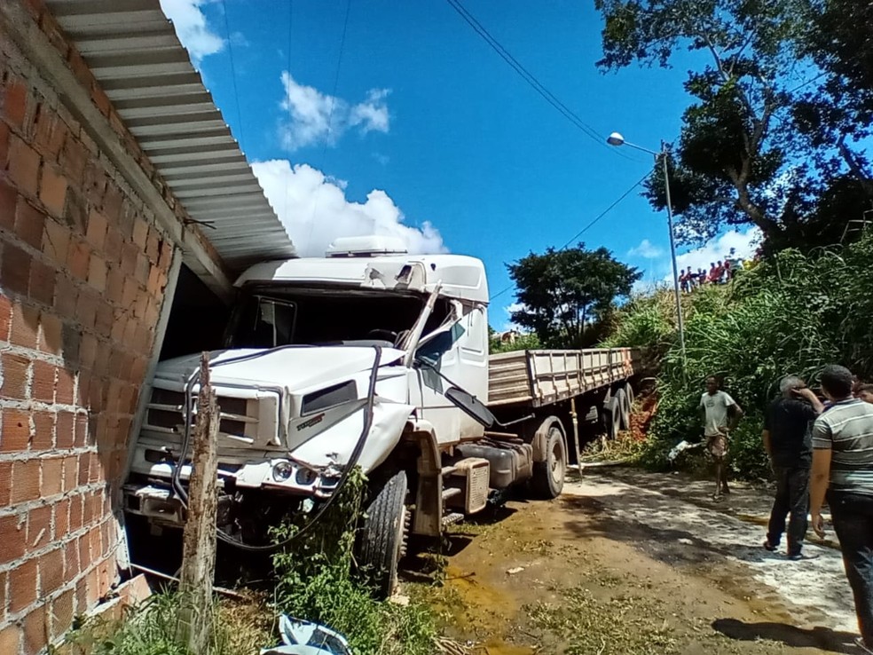 Caminhão atingiu casa, na BR-101 — Foto: Drika Santos/Voz da Bahia