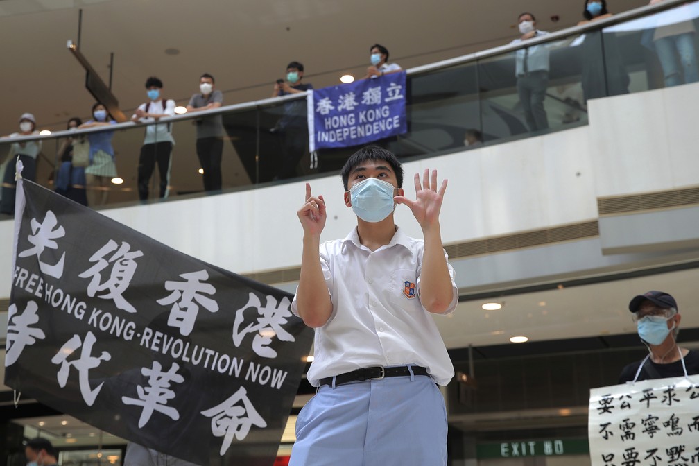 29 de maio - Manifestante gesticula com cinco dedos, significando as 'Cinco demandas - nem uma a menos', em um shopping durante protesto contra a legisla莽茫o de seguran莽a nacional da China, em Hong Kong 鈥� Foto: Kin Cheung/AP