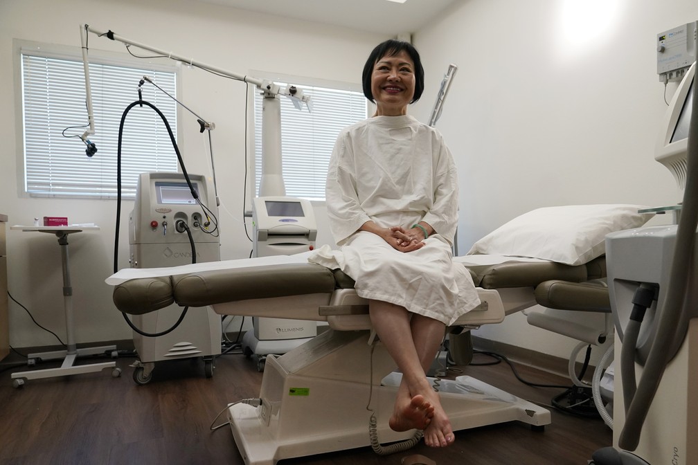 Kim Phuc esperando para receber o tratamento a laser — Foto: Lynne Sladky/AP