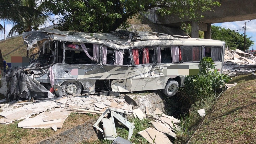 Ônibus que foi atingido por carga de gesso na manhã desta segunda-feira (1°), na BR-101, em Igarassu, no Grande Recife — Foto: Polícia Rodoviária Federal/Divulgação