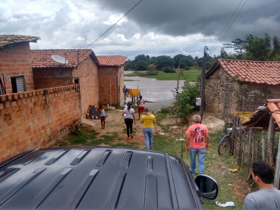 Assistentes sociais atuam na retirada de famílias das proximidades do rio Marataoan (Foto: Fotos: Paulo Ricardo/Visão Piauí)
