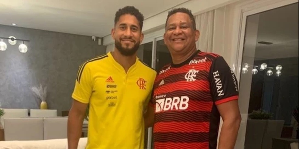 Casa de Evil&aacute;zio Castro, pai do zagueiro Pablo, foi invadida por bandidos na madrugada desta segunda-feira &mdash; Foto: Arquivo pessoal