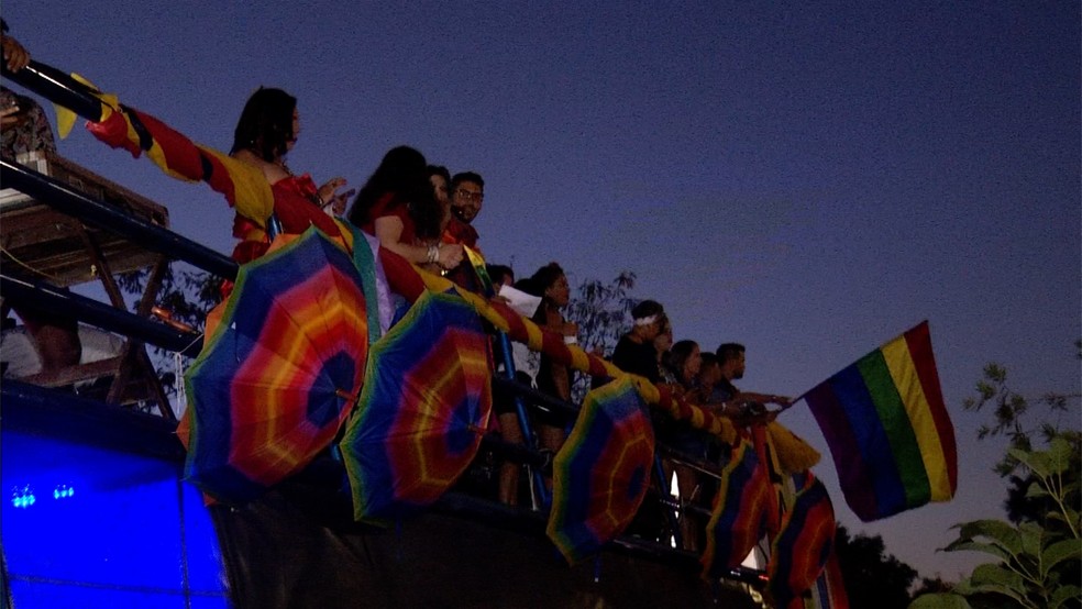 Trio elétrico guiou participantes de parada por ruas de Palmas — Foto: Reprodução/TV Anhanguera