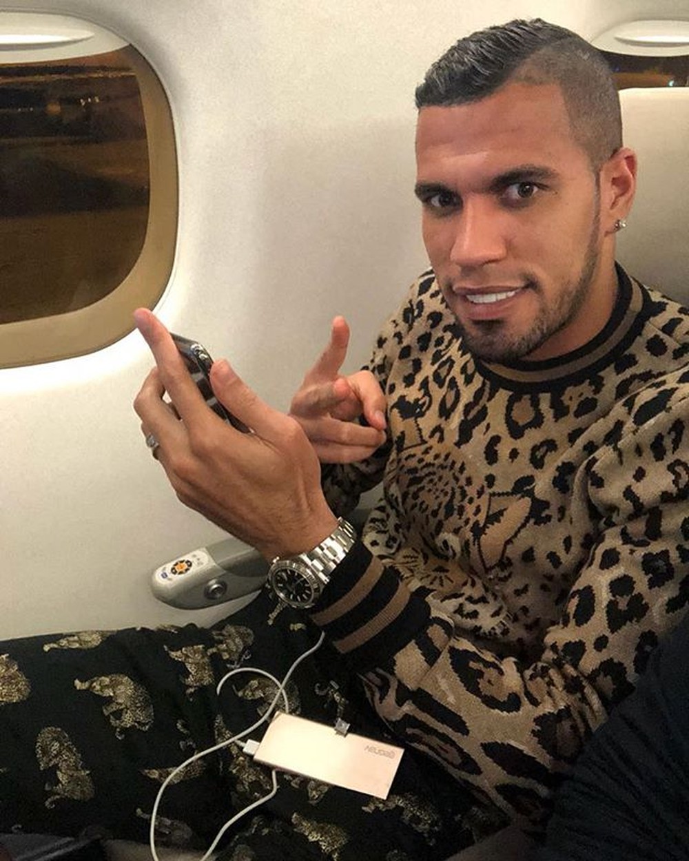 Após ser aprovado nos exames, Jonathas vai ao CT do Corinthians e aguarda anúncio