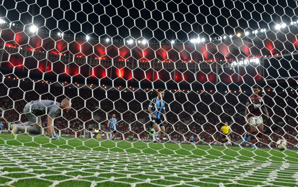 Bruno Henrique aproveita o rebote e marca o primeiro gol. Goleada de 5 a 0 leva o Flamengo &agrave; final pela primeira vez desde 1981 &mdash; Foto: Andr&eacute; Dur&atilde;o