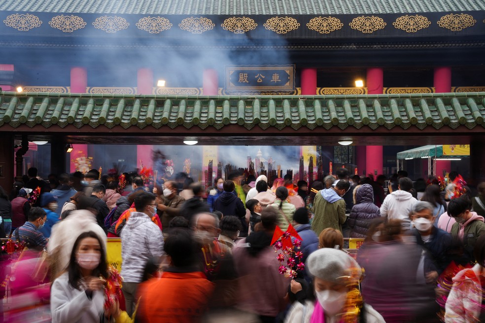 Pessoas visitam o Templo Che Kung no primeiro dia do Ano Novo Chinês, em Hong Kong, na China — Foto: Lam Yik/Reuters