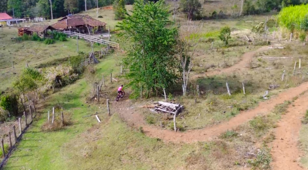 Pista foi montada no quintal da própria casa em uma propriedade rural em Maria da Fé (MG) — Foto: Reprodução/EPTV 