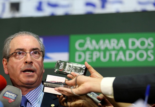 O presidente da Câmara dos Deputados, Eduardo Cunha (PMDB-RJ), conversa com jornalistas após sessão (Foto: Wilson Dias/Agência Brasil)