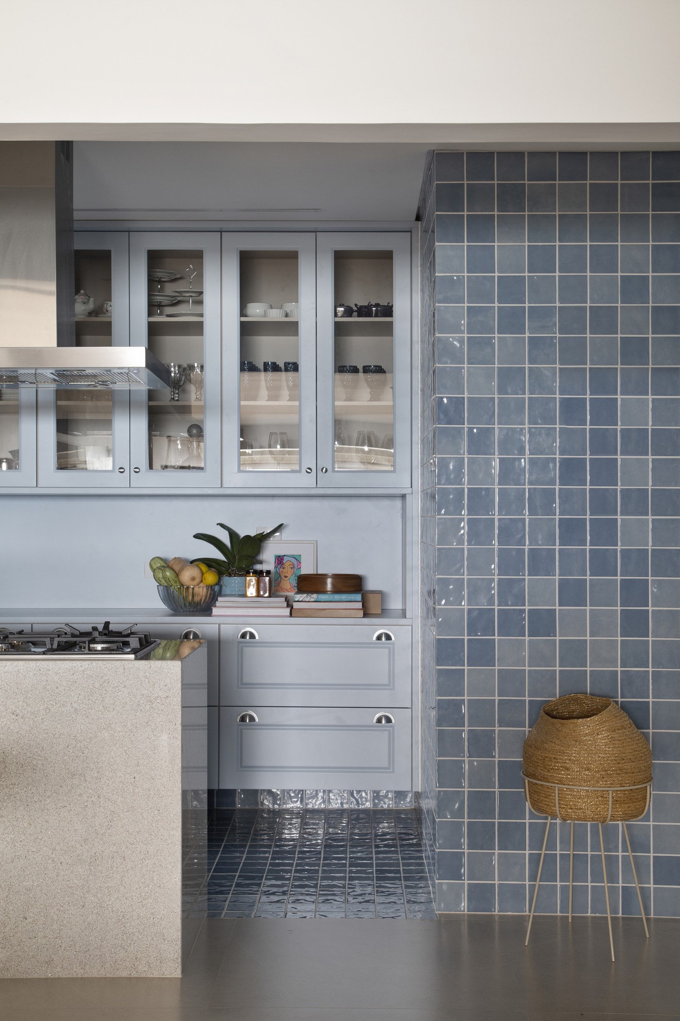 Décor do dia: cozinha azul tem estilo retrô e integração com a área social (Foto: Denilson Machado / MCA Estúdio )