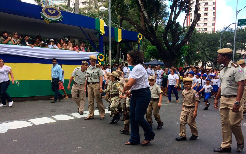 Alunos do colégio da PM desfilam no 7 de setembro (Foto: Henrique Mendes/G1)