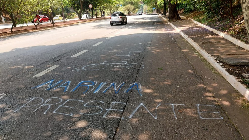 Frases são escritas nas Avenida Sumaré e Paulo VI, na Zona Oeste de SP, em homenagem à cicloativista Marina Kohler Harkot. — Foto: Rodrigo Rodrigues/G1 SP 