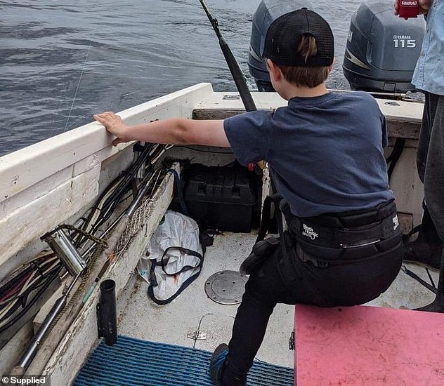 Menino pescou um  atum  (Foto: Reprodução: Daily Mail )