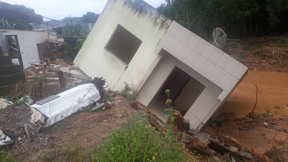 Casa caiu dentro do rio após chuva em Ubá — Foto: Corpo de Bombeiros/Divulgação