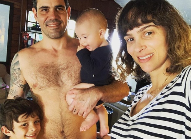 Juliano Cazarré e Letícia com os filhos Gaspar e Inácio (Foto: Reprodução/Instagram)