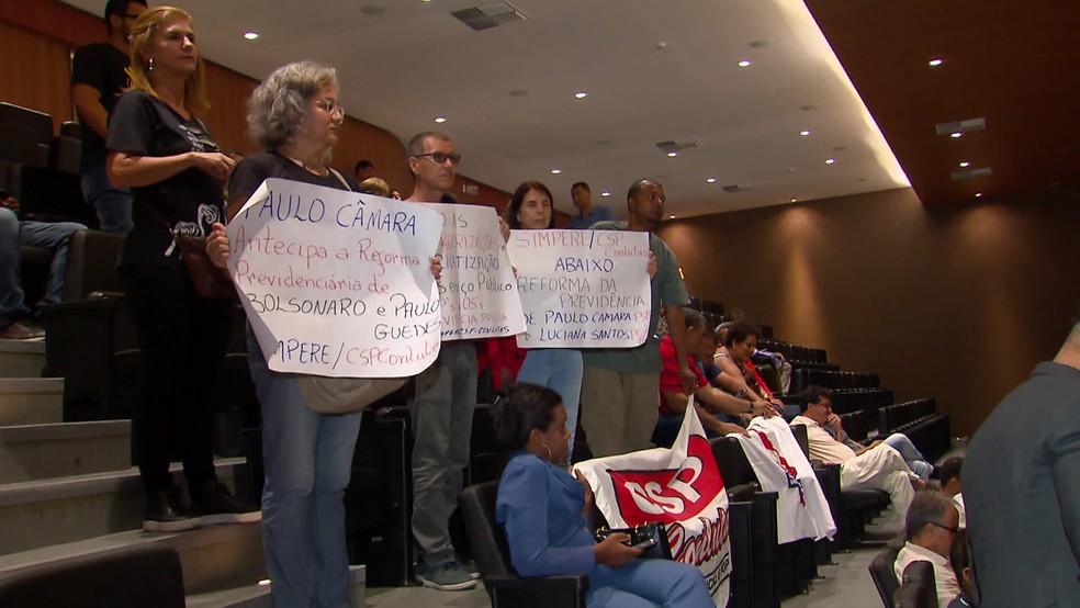 Servidores levaram cartazes para Alepe e protestaram contra a reforma da Previdência estadual — Foto: Reprodução/TV Globo 