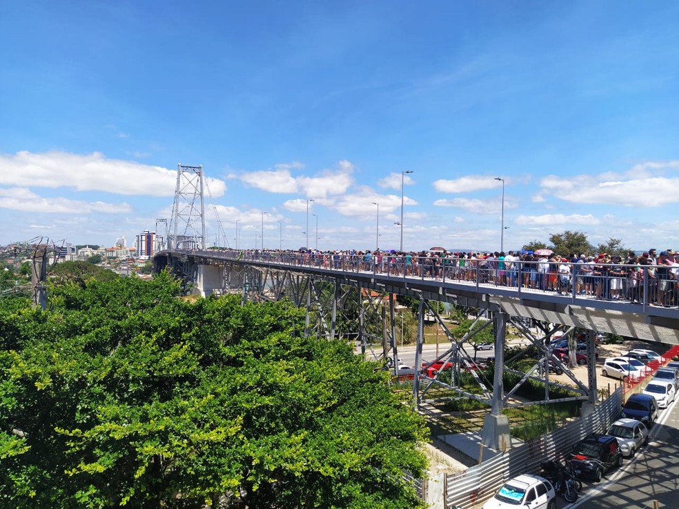 Passarelas da ponte Hercílio Luz ficaram cheias de pedestres  — Foto: Valéria Martins/G1 SC