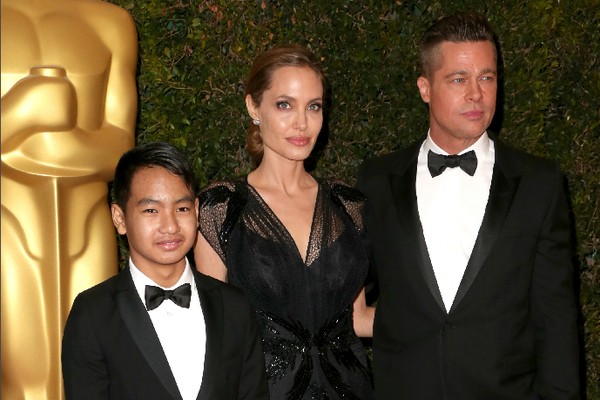Brad Pitt e Angelina Jolie com o filho Maddox, em foto da época em que os dois artistas ainda estavam casados (Foto: Getty Images)
