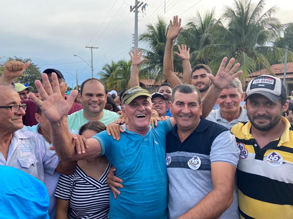 Dirceu Bolina (de azul, ao centro) comemora resultado da eleição suplementar em Pugmil — Foto: Guilherme Lima/TV Anhanguera