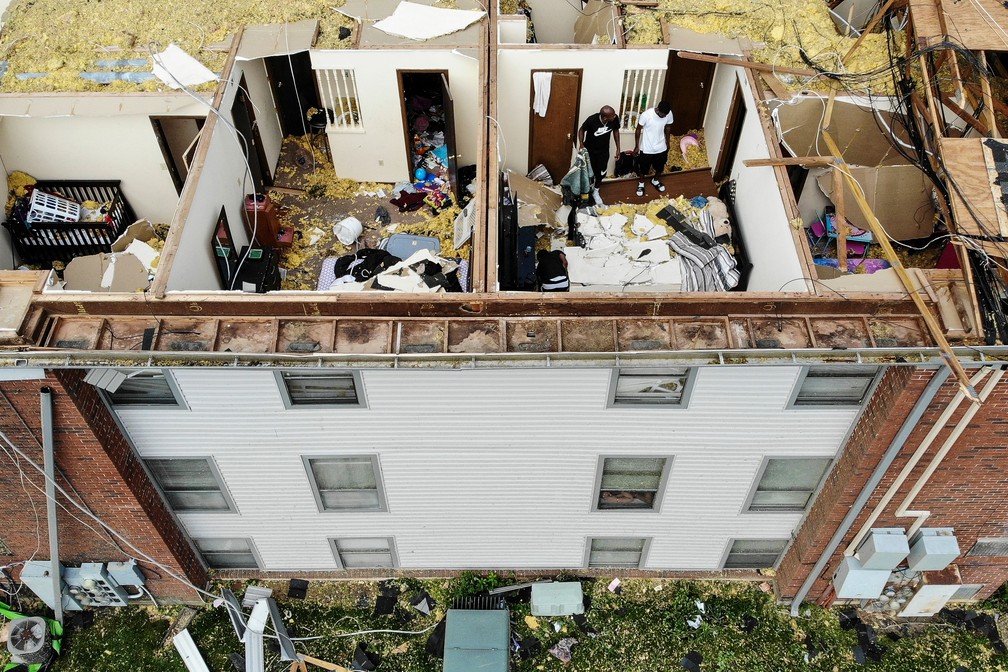 Moradores avaliam nesta terça-feira (28) estragos após passagem de tornado em Trotwood, Ohio, nos EUA   â€” Foto: John Minchillo/AP