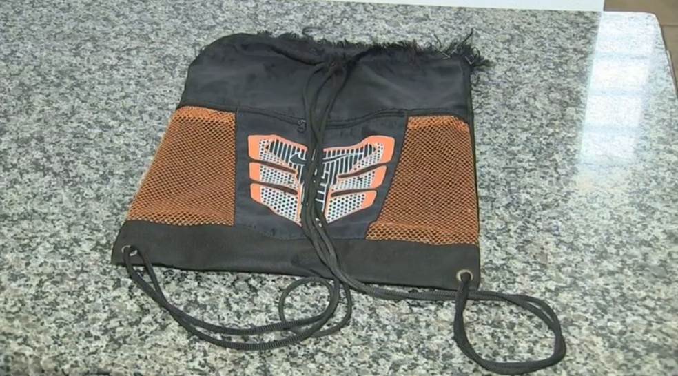 Mochila em que a recém-nascida foi encontrada (Foto: Reprodução/TV TEM)