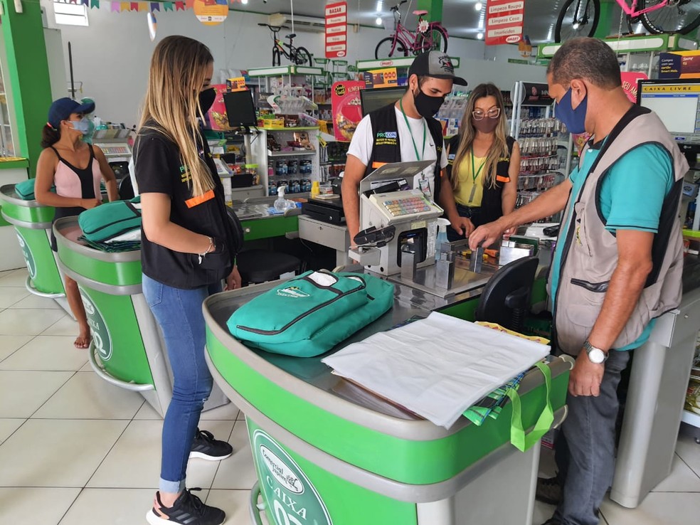 Operação é feita em postos de combustíveis, comércios e mercearias — Foto: Arquivo/Procon
