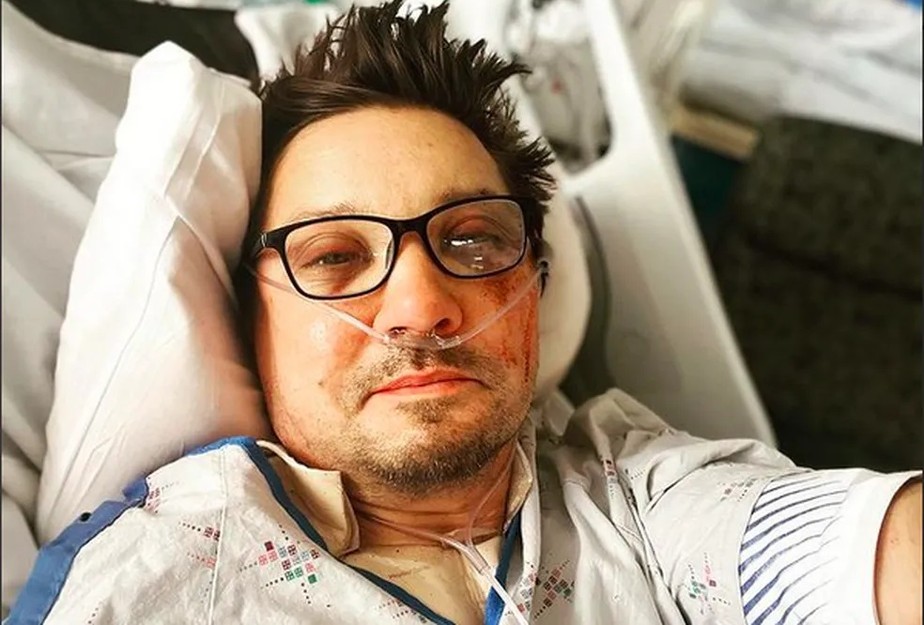 O ator Jeremy Renner em seu leito hospitalar após sofrer grave acidente