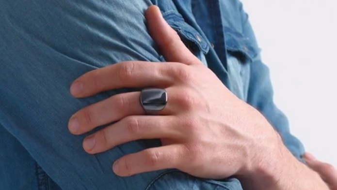 Modelo compacto do smart anel OURA tem cor em branco e preto (Foto: Divulgação/Kickstarter)