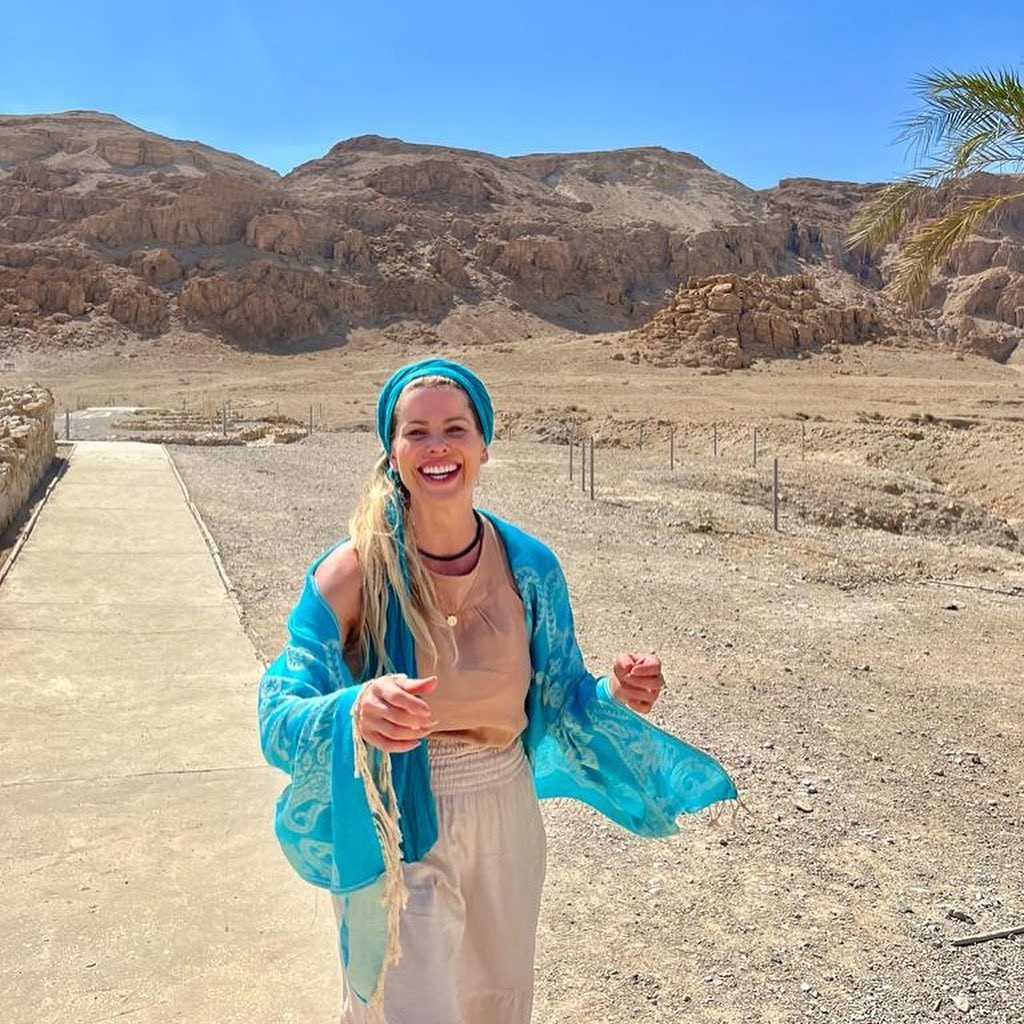 Karina Bacchi no deserto da Judeia (Foto: Reprodução Instagram)