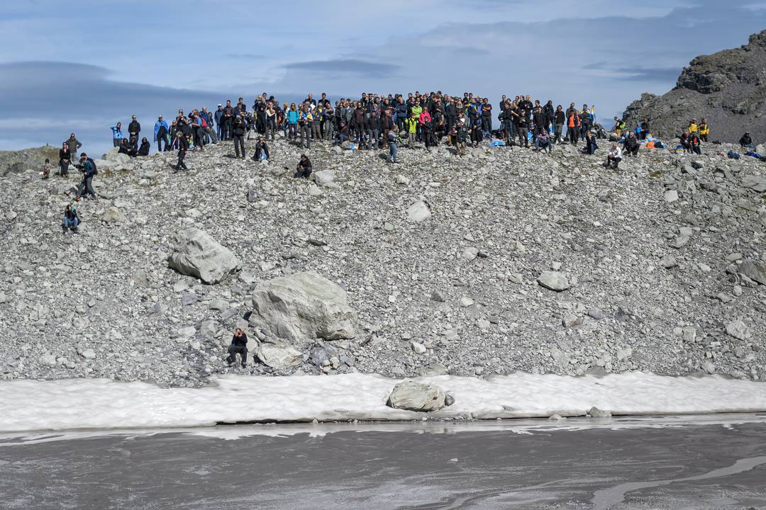 Pessoas participam de cerimônia para marcar a 'morte' da geleira Pizol no domingo (22) em Mels, na Suíça.