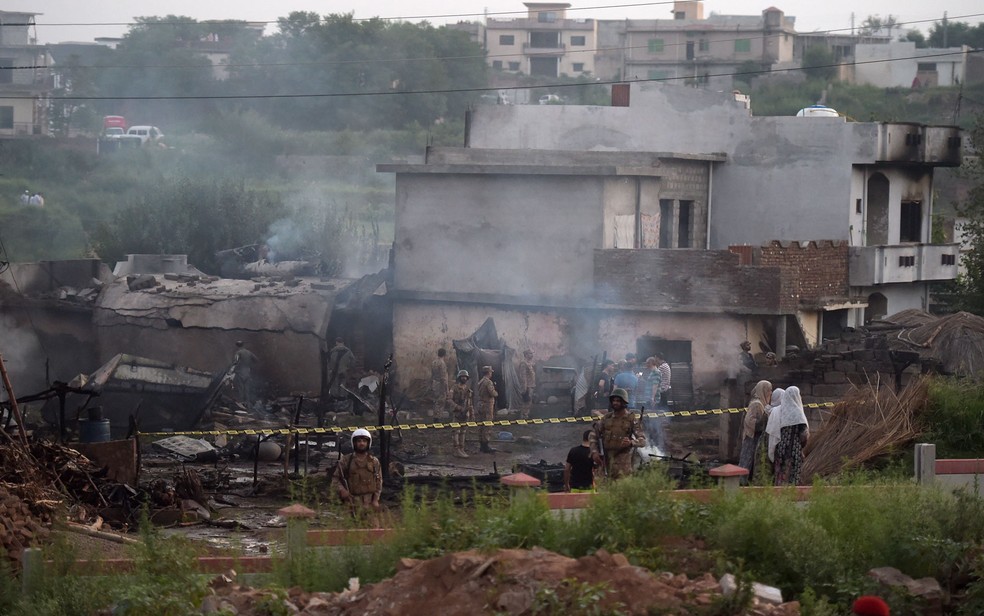 Soldados paquistaneses isolam local onde aviÃ£o militar caiu em Rawalpindi, na terÃ§a-feira (30) â€” Foto: Aamir Qureshi/AFP