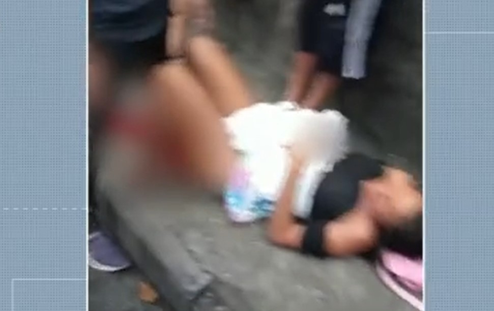 Mulher dá à luz em avenida de Manaus