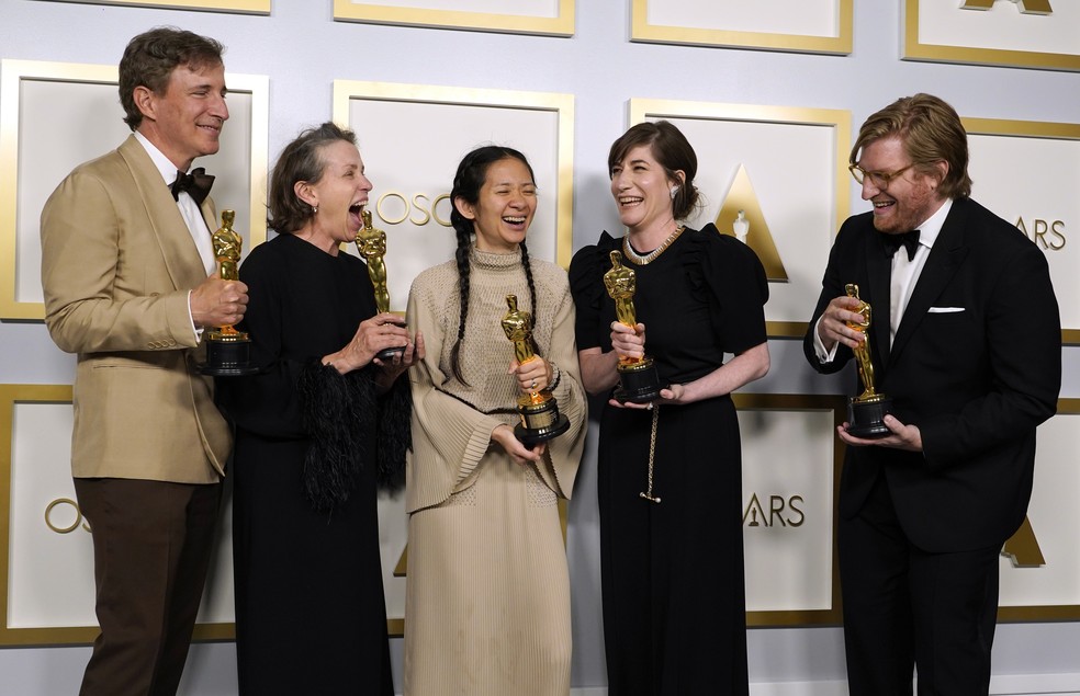 Peter Spears, Frances McDormand, Chloe Zhao, Mollye Asher e Dan Janvey celebram prêmios de "Nomadland" no Oscar 2021 — Foto: AP Photo/Chris Pizzello