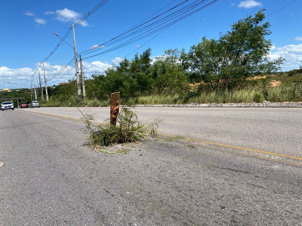 Após seis carros caírem em buraco em um intervalo de 20 minutos, moradores sinalizaram o local. — Foto: Francielly Medeiros/Inter TV Cabugi