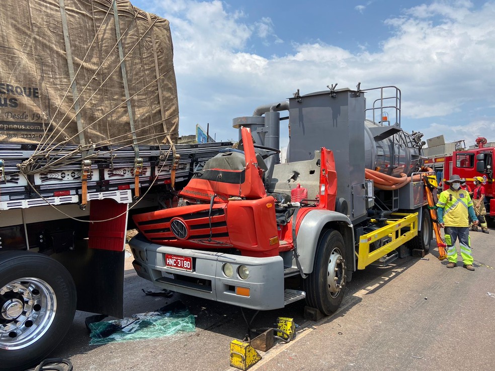 Cabine do veículo de trás ficou totalmente destruída — Foto: Ernane Fiúza / TV Globo