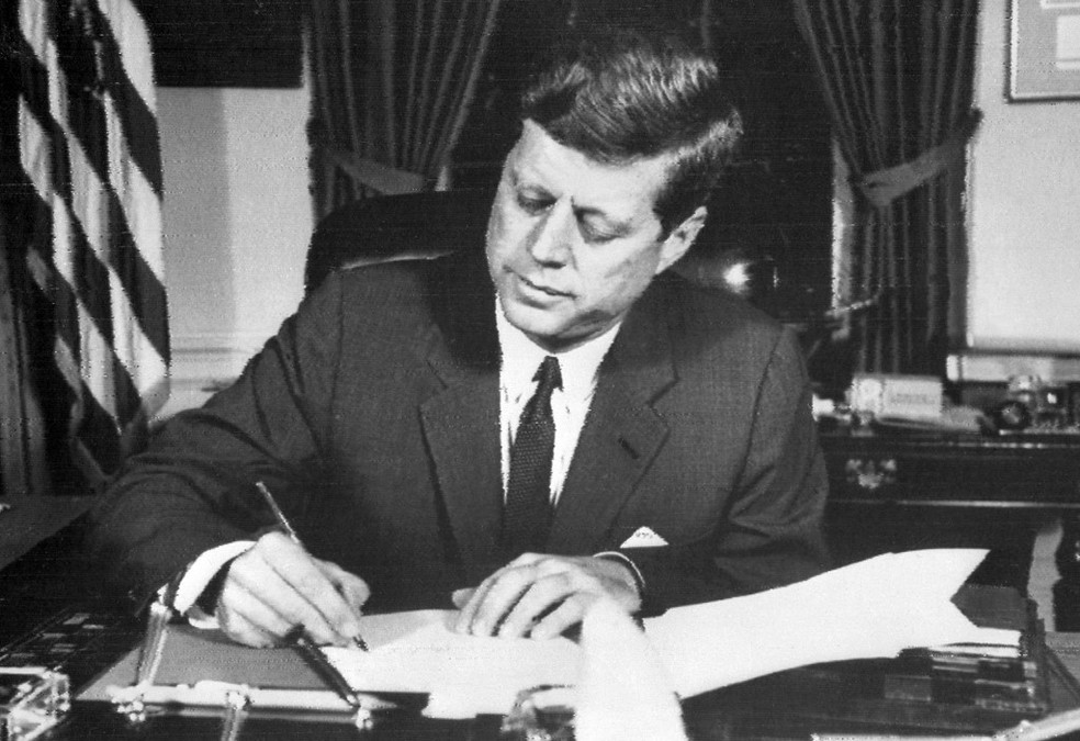 Presidente John Kennedy assina ordem de bloqueio naval a Cuba em outubro de 1962, em meio à crise dos mísseis — Foto: AFP