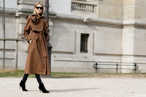 Um casaco mídi poderoso pode ser usado sobre praticamente qualquer look – e fica ainda mais cool com calça skinny e botas rocker